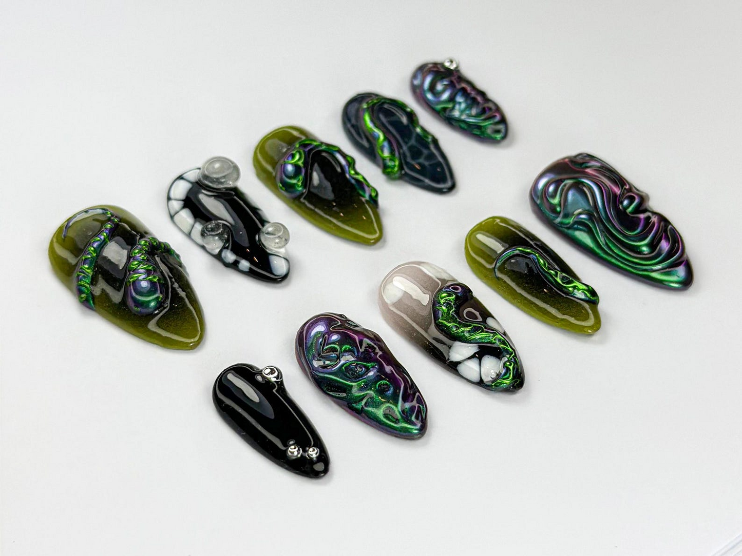 ゴシック クローム Snake ネイルチップ｜Reptilian 風 Nail Design｜Dark ゴシック ネイルアート｜3D Snake ネイル｜ブラック グリーン ネイル｜JB733HC