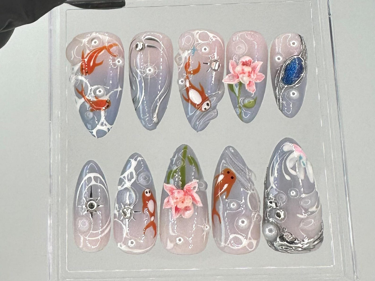 和風鯉 Pond ロング アーモンド ネイル｜アーティスティック 鯉 ネイルアート｜上品 ハンドメイド ネイルチップ｜Luxurious ネイルチップ｜Koi・Themed｜HB714YC