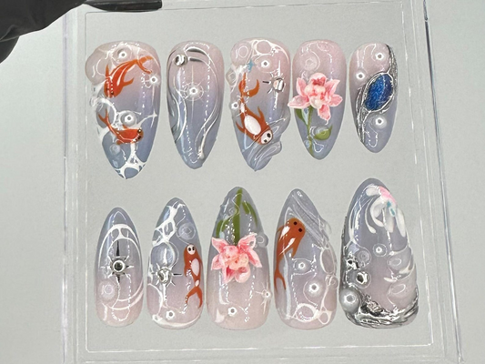 和風鯉 Pond ロング アーモンド ネイル｜アーティスティック 鯉 ネイルアート｜上品 ハンドメイド ネイルチップ｜Luxurious ネイルチップ｜Koi・Themed｜HB714YC