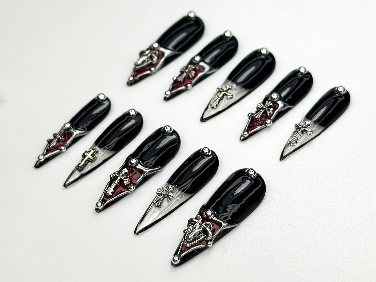 ゴシック Cross Tip ネイルチップ｜Vampire レッド & ブラック ネイル｜ゴシック Triangle Accent ネイル｜Religious Symbol ネイル｜Dark Glam Nail｜JC865H