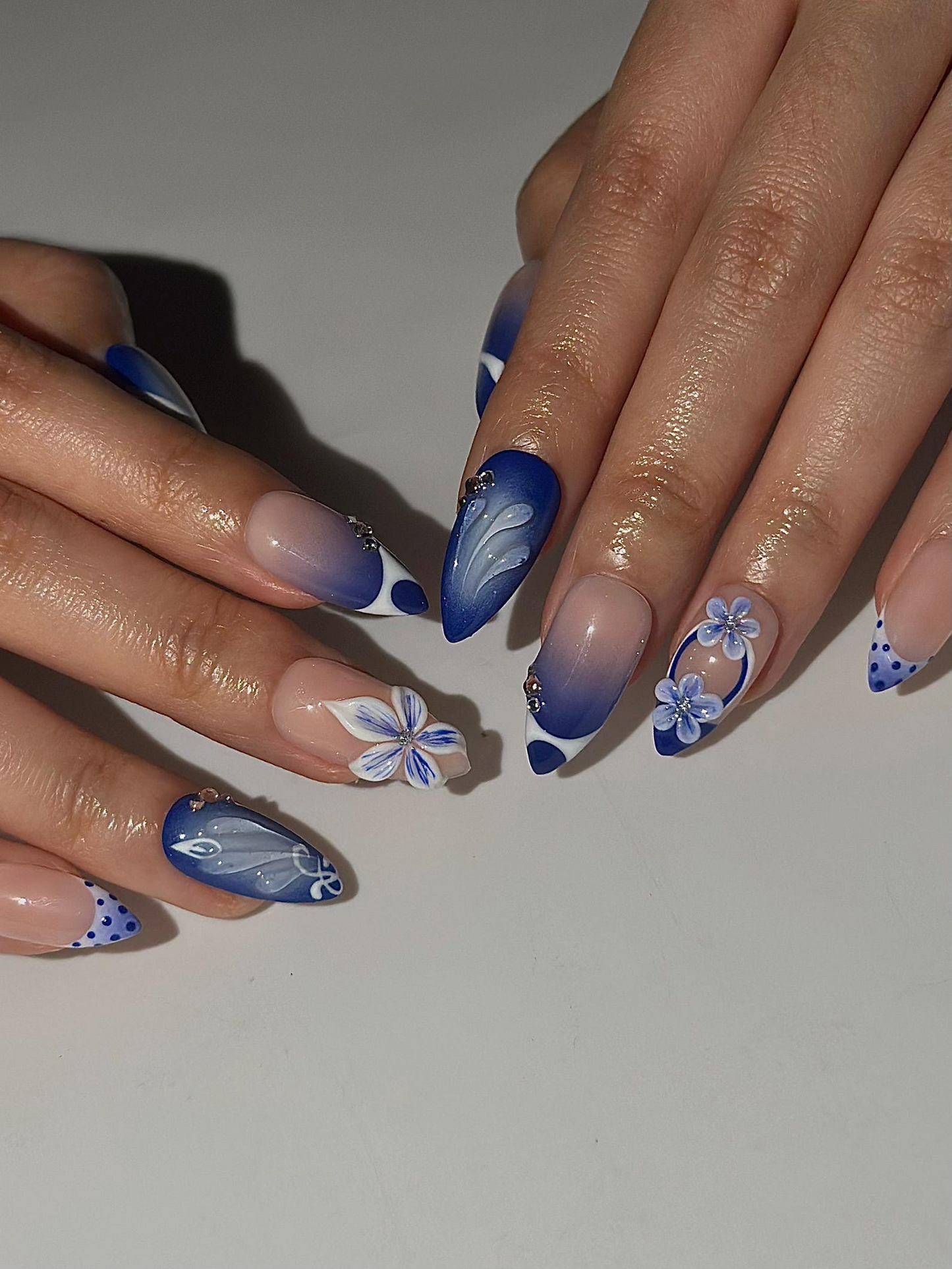 ブルー フラワー フレンチチップ ネイルチップ｜Hand Painted フラワー ネイル｜上品 ブルー オンブレ ネイル｜ハンドメイド ネイルチップ｜DC1036HC