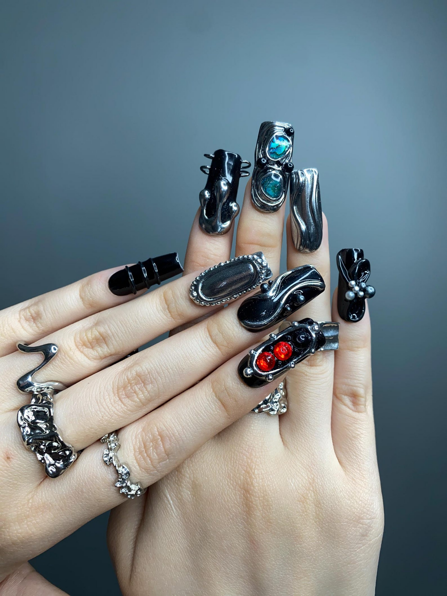 ゴシック ブラック ネイルチップ｜Dark シルバー ネイルアート with レッド Stones｜ハンドメイド 上品 ネイル｜Statement Gift for Her｜HB1255GC