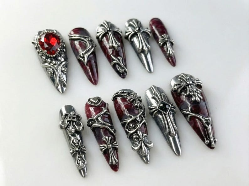 ゴシック Blood Cross ネイルチップ｜Dark レッド Medieval ネイル｜シルバー Armor ネイルアート｜ゴシック Cross Statement ネイル｜JB265EK