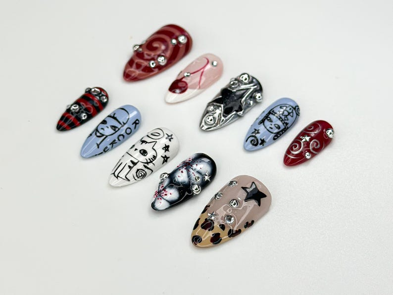 Grunge Cartoon Style ネイルチップ｜レッド & ブルー Mismatch ネイル｜Handpainted Edgy パンク Art｜Funky Cartoon ネイルチップ｜ハンドメイド Nail｜JC977HC