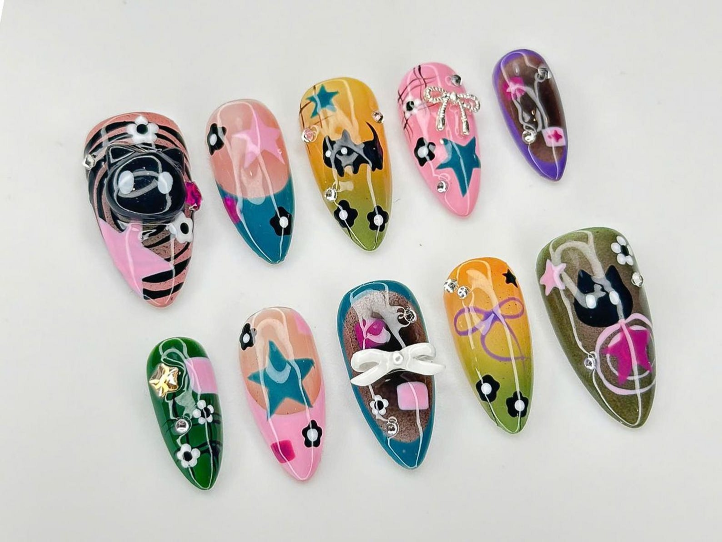 Goth Kawaii ネイルチップ｜ハンドメイド ブラック キャット & スター ネイルアート｜ロング スティレット グルー On ネイル｜Alternative Aesthetic Gift for Her｜JB913DC