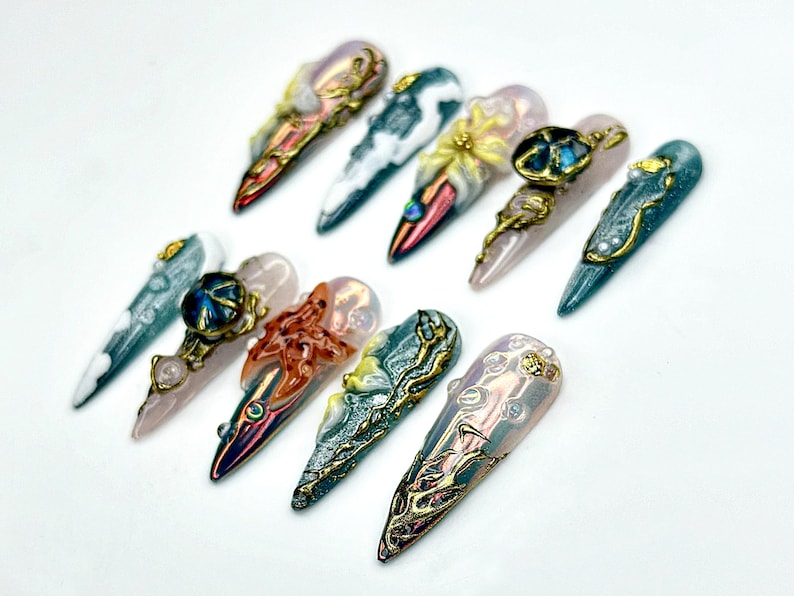 Mystical フォレスト Bloom ネイルチップ｜3D バタフライ Vine ネイルアート｜Fantasy ナチュラル Sculpted ネイル｜メタリック Galaxy Tips｜JB955EK