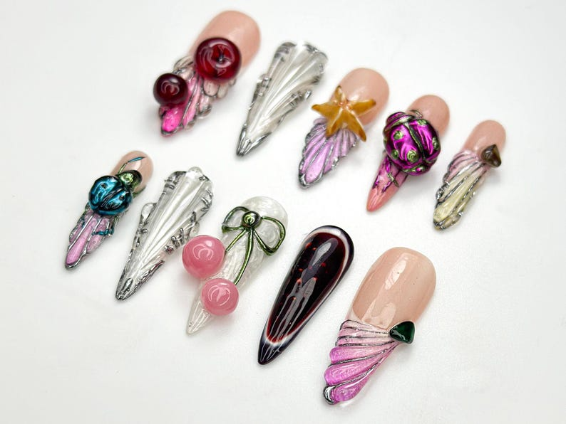 3D チェリー Bomb ネイルチップ｜チェリー & スター Accent ネイル｜Mixed Metal ゴシック ネイルアート｜ハンドメイド Y2K ネイルチップ｜JB952H