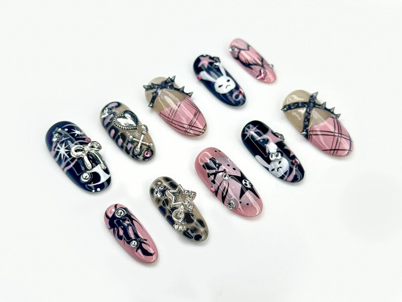 ゴシック バニー & パンク ハート ネイルチップ｜Y2K Alternative ネイルアート｜ピンク チェック, スター And Skulls｜かわいい バニー ゴシック Vibes｜HB1046EP