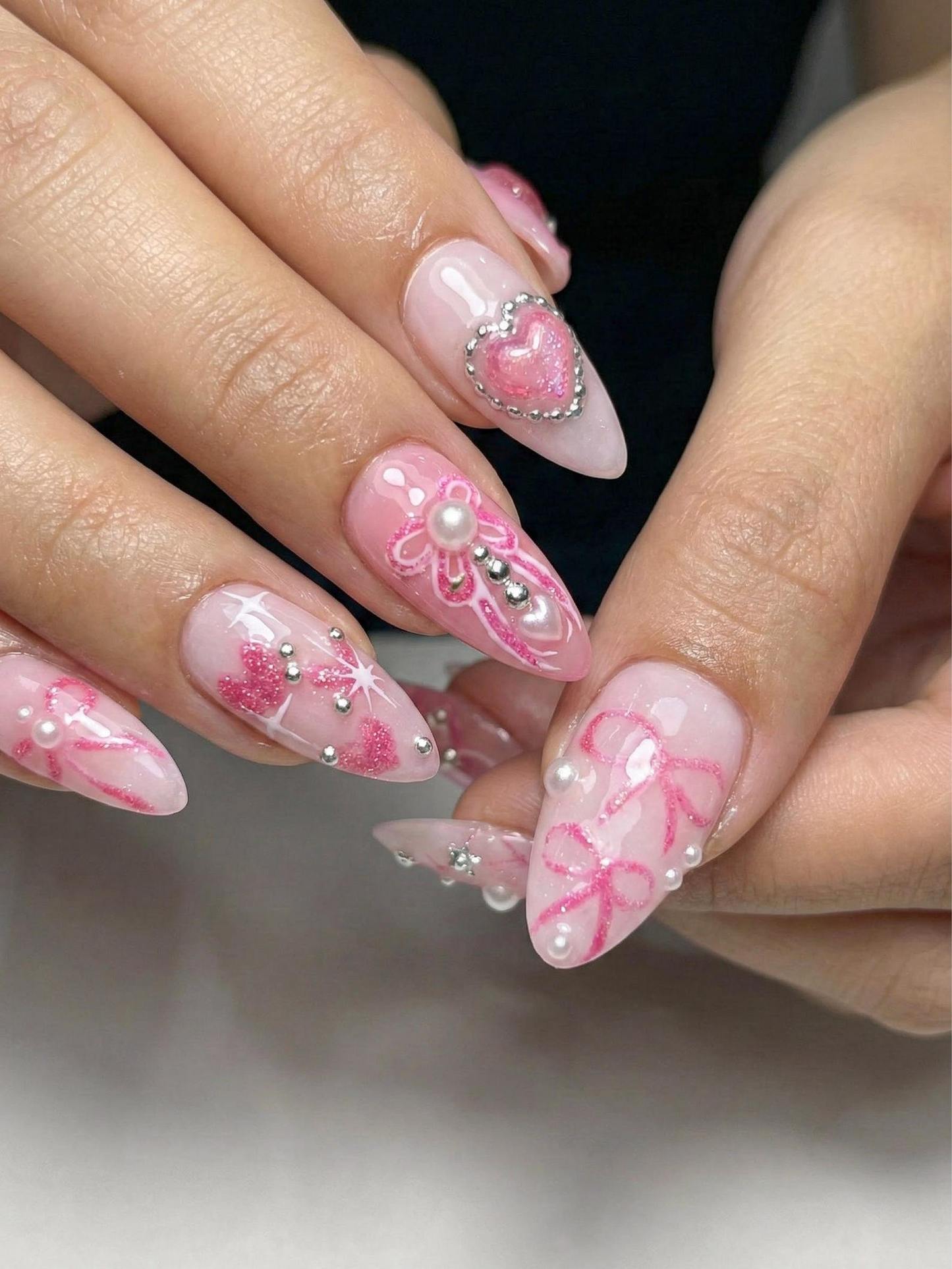ネイルチップ with ピンク Ribbon & ハート Charm Design, ハンドメイド ロング Glossy ネイルチップ for ロマンティック Coquette Look or Aesthetic Statement ネイル