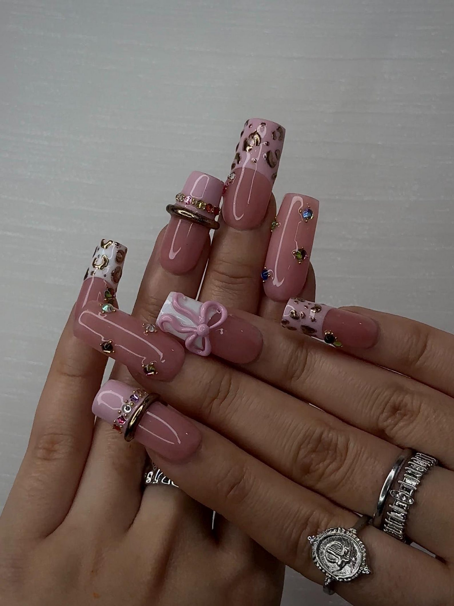 チーク ピンク Leopard ネイルチップ for 上品 Nail Lovers｜ヌーディー ピンク ネイル with 3Dリボン Accent｜Leopard フレンチチップ with ゴールド Detail｜JB288HC