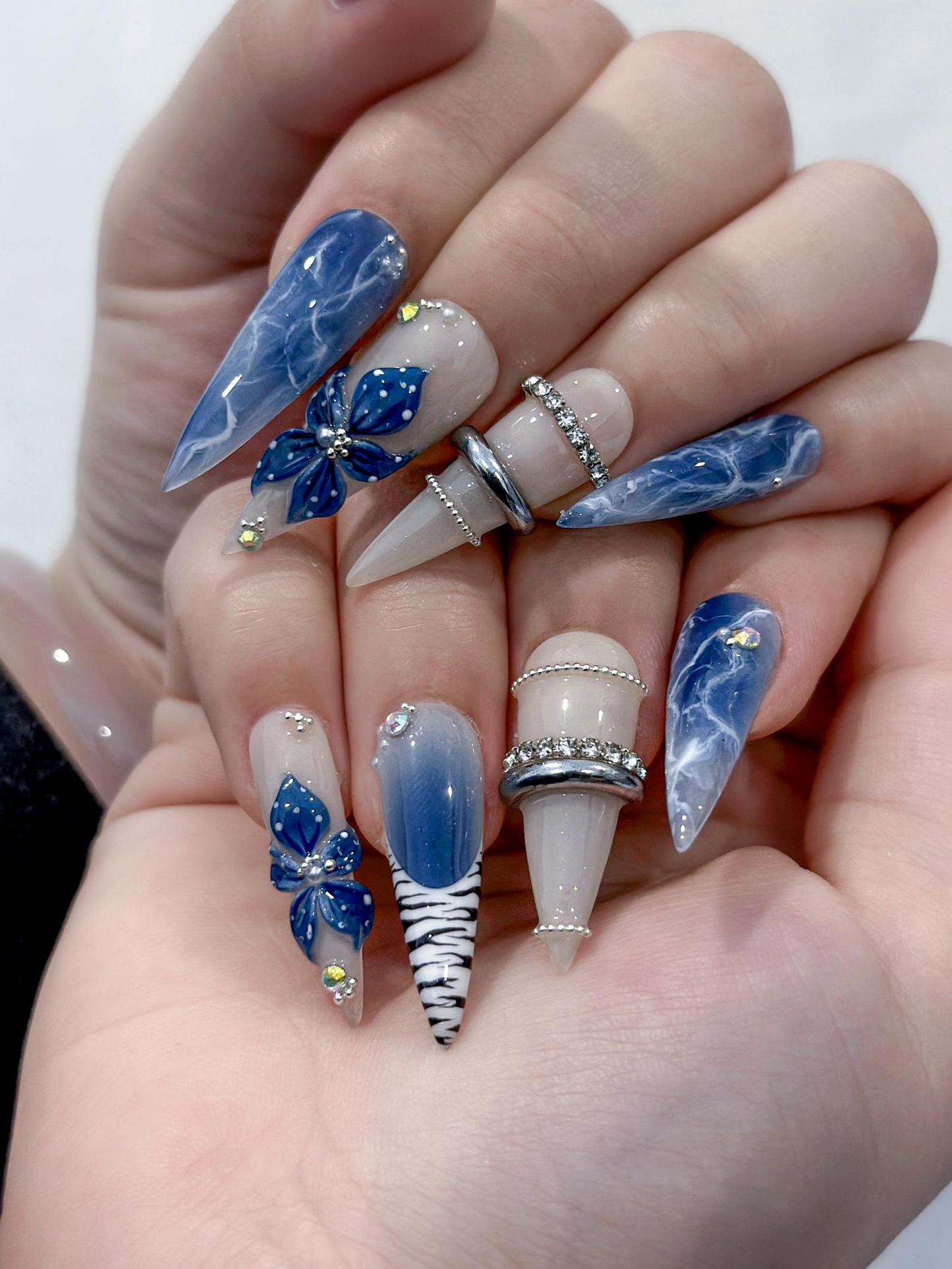 ブルー Marble Blossom ネイルチップ for 春 ブルー｜ハンドメイド ヌーディー & Sapphire ネイル with フラワー Art｜上品 スティレット Nail Design｜JB2890EC