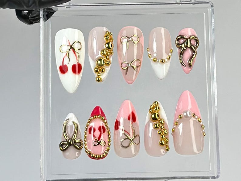 ロマンティック チェリー ネイルチップ｜ハンドメイド チェリー, ゴールド Bead ネイルチップ｜ピンク & ゴールド リボン ネイルチップ｜フレンチチップ ネイルアート｜HC782YK