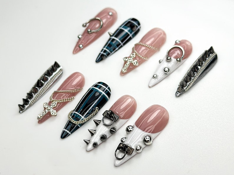 パンク Cross Chain ネイルチップ｜ゴシック チェック ネイルアート｜Spiked Pierced パンク ネイル｜ブラック ホワイト シルバー ネイルチップ｜Edgy ネイルセット｜JC864HK