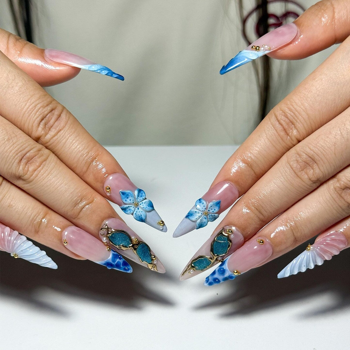 ブルー Ocean ネイルチップ with 3D フラワー and ゴールド Detail｜Marble Coastal ネイル in アーモンド Shape｜夏 Vaキャットion ネイル for Beach｜HC1309NC