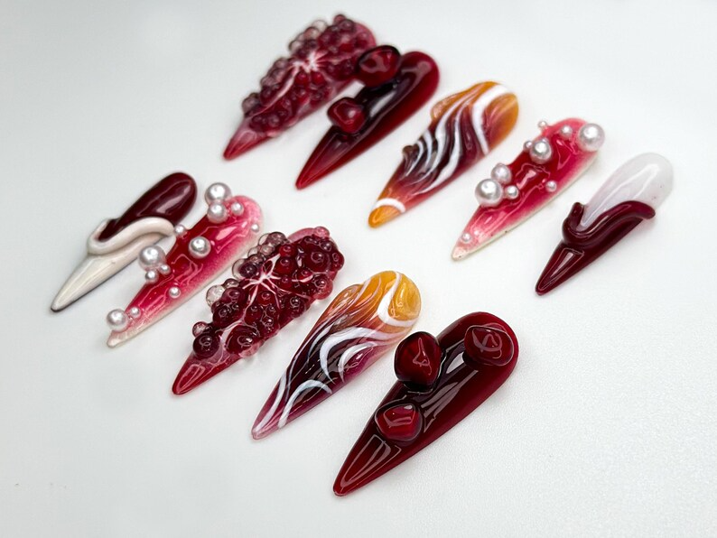Pomegranate Lava ネイルチップ｜ディープ レッド クローム Fruit ネイル｜3D パール Fire ネイルアート｜Garnet グラデーション ネイルチップ｜アーティスティック レッド｜JB858H