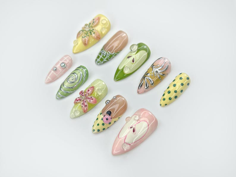 グリーン Garden ネイルチップ｜3Dフラワー Accents, てんとう虫 Charms & 遊び心のある パステル ネイルアート｜ハンドメイド ナチュラル・風 ネイルセット｜JB123EC