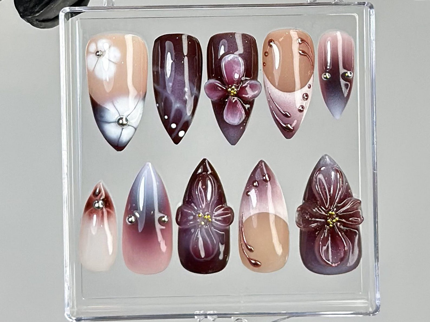 上品 パープル ネイルチップ｜Glossy オンブレ ネイルチップ｜ディープ Burgundy ネイルチップ｜3D Blossom ネイルアート｜ロング アーモンド ネイル｜HB746YK