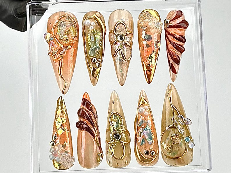 上品 ゴールド, Peach スティレット ネイル｜アーティスティック ゴールド クローム ネイルアート｜Foil & パール Embellished ネイルチップ｜Peach Blossom ネイル｜HB696YG