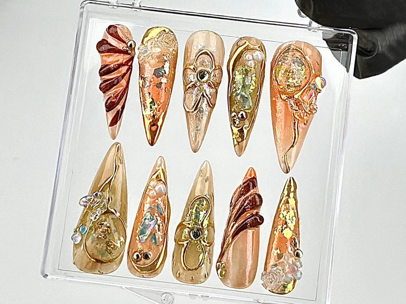 上品 ゴールド, Peach スティレット ネイル｜アーティスティック ゴールド クローム ネイルアート｜Foil & パール Embellished ネイルチップ｜Peach Blossom ネイル｜HB696YG