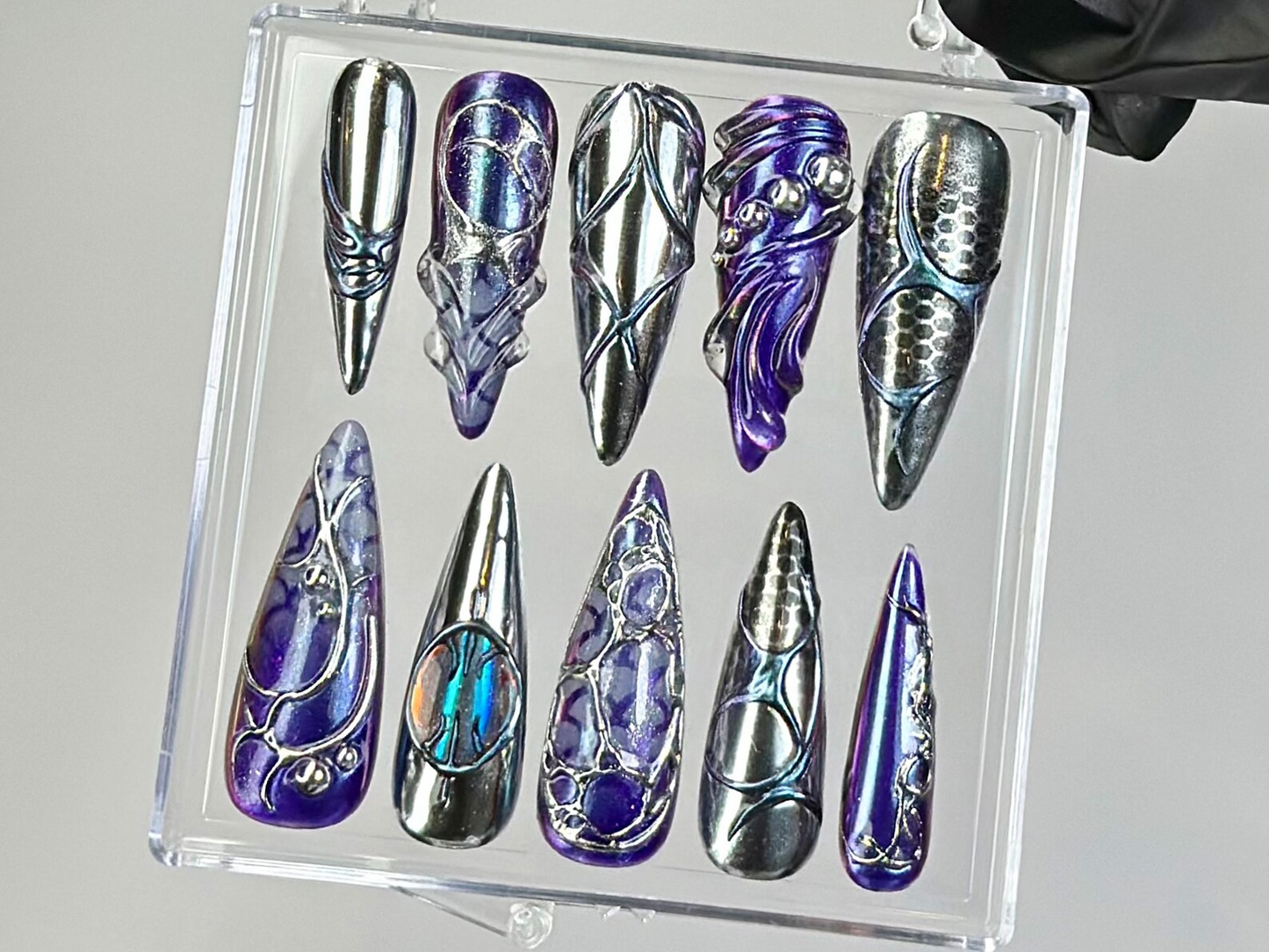 ゴシック クローム ネイルチップ｜Holographic ゴシック ネイルチップ｜メタリック スティレット ネイルアート｜Alternative Cyberパンク ネイル｜Y2K ネイル｜HC771YC