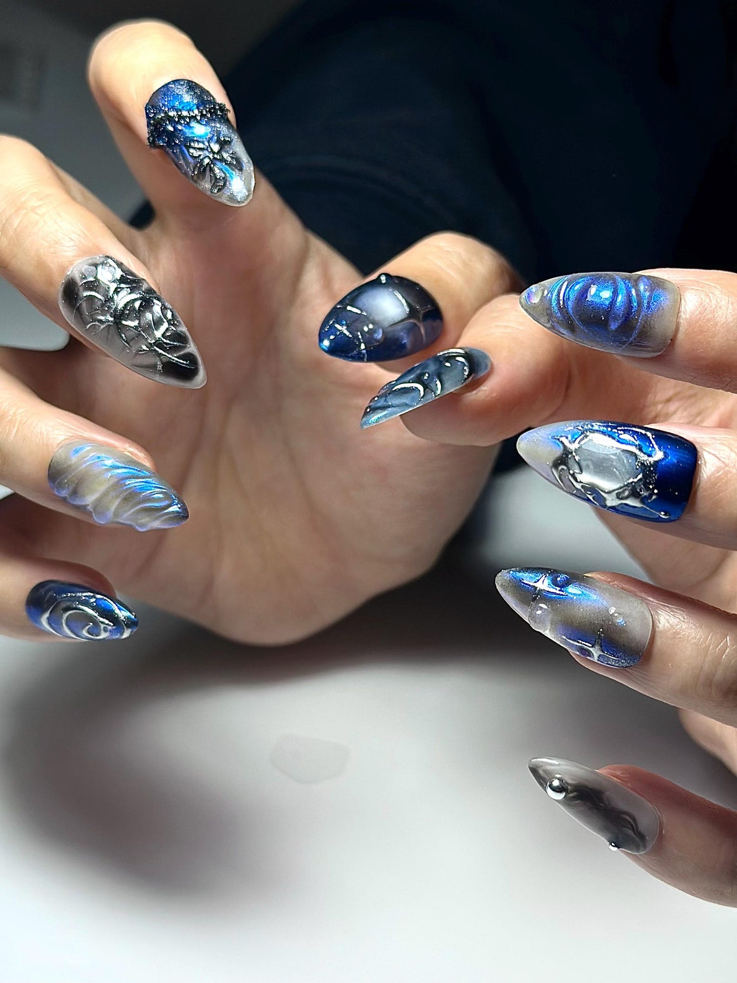 Galaxy ゴシック ネイルチップ｜Dark ブルー クローム キャットアイ ネイル｜Celestial スター Night ネイルアート｜ハンドメイド Cosmic Gel ネイル｜JB328IC