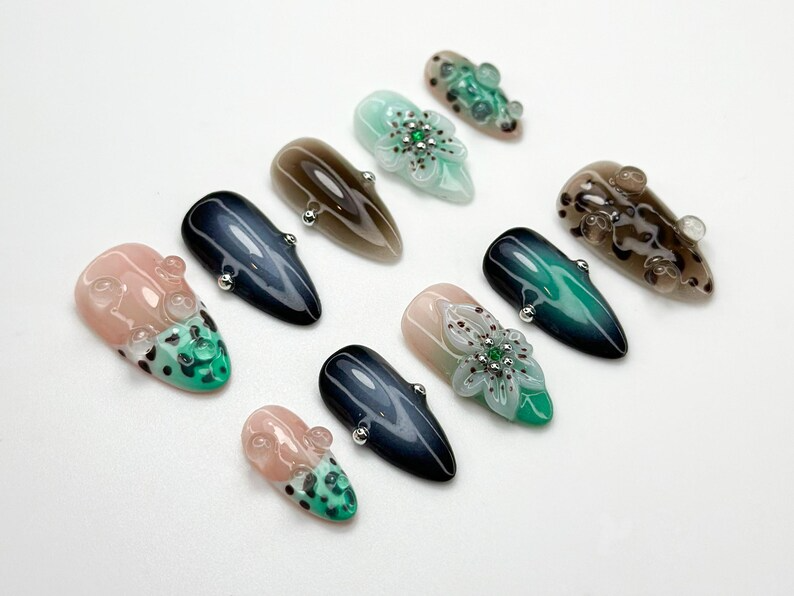 Mystic Leopard Bloom ネイルチップ｜グリーン Smoke & グラデーション ネイルアート｜3Dフラワー ネイル｜ハンドメイド Moody Nail｜Edgy Leopard Sesign｜JC783H