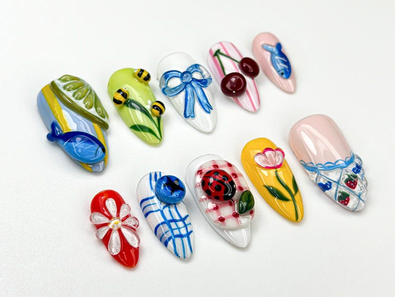 Garden ピクニック 夏 ネイルチップ｜3D チェリー, Bee & フラワー ネイルアート｜夏 Cottagecore ネイル｜かわいい Colorful ネイルチップ｜JB896HC