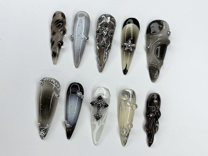 Cool ゴシック ネイルチップ｜上品 ブラック シルバー Jeweled Nail charms｜Luxurious クローム and ホリデー ネイルアート｜ロング スティレット ネイルセット｜JC451AH