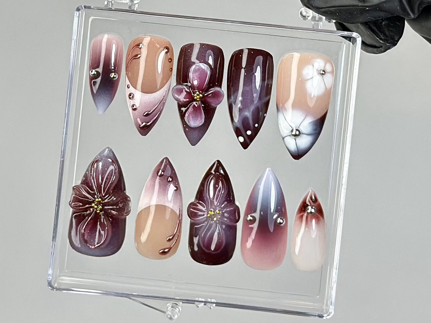 上品 パープル ネイルチップ｜Glossy オンブレ ネイルチップ｜ディープ Burgundy ネイルチップ｜3D Blossom ネイルアート｜ロング アーモンド ネイル｜HB746YK