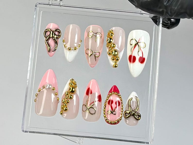 ロマンティック チェリー ネイルチップ｜ハンドメイド チェリー, ゴールド Bead ネイルチップ｜ピンク & ゴールド リボン ネイルチップ｜フレンチチップ ネイルアート｜HC782YK