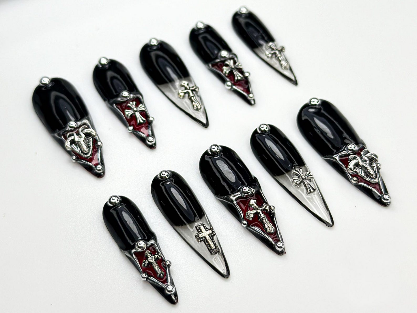 ゴシック Cross Tip ネイルチップ｜Vampire レッド & ブラック ネイル｜ゴシック Triangle Accent ネイル｜Religious Symbol ネイル｜Dark Glam Nail｜JC865H