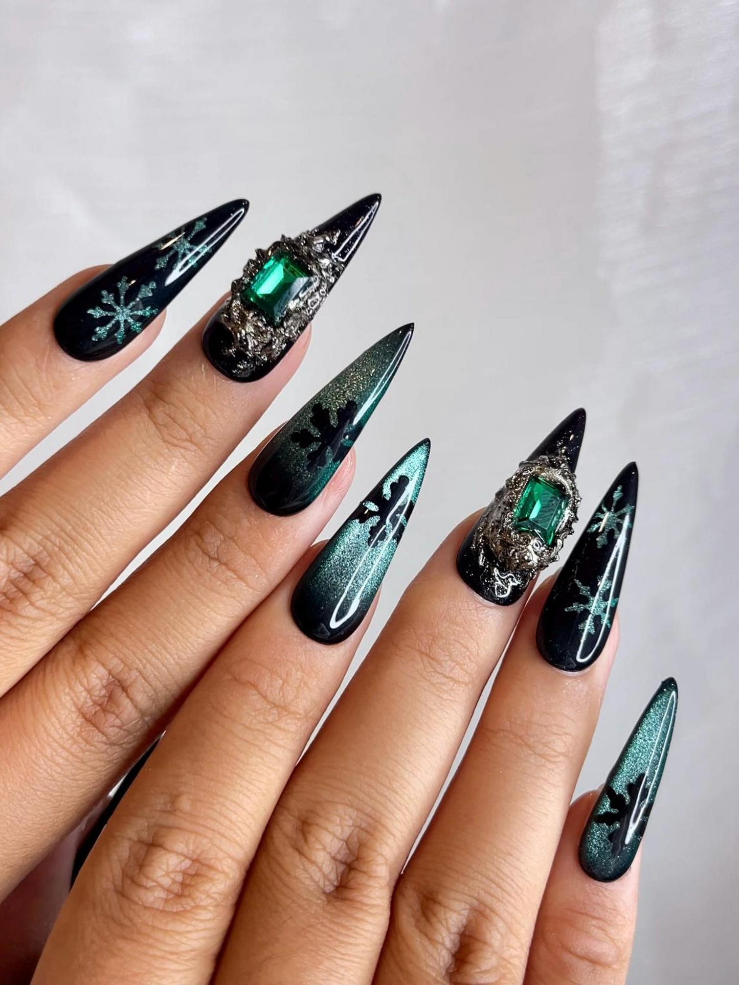 Emerald 雪の結晶 クリスマス ネイルチップ｜ブラック グリーン 冬 ネイル｜Luxe ホリデー ネイルアート｜スティレット ネイルチップ｜冬 Set｜JB237HC