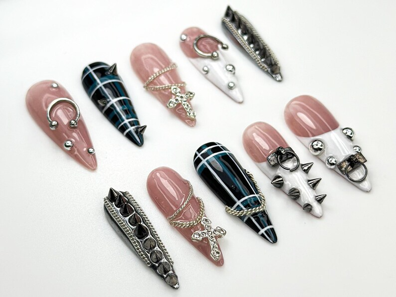 パンク Cross Chain ネイルチップ｜ゴシック チェック ネイルアート｜Spiked Pierced パンク ネイル｜ブラック ホワイト シルバー ネイルチップ｜Edgy ネイルセット｜JC864HK