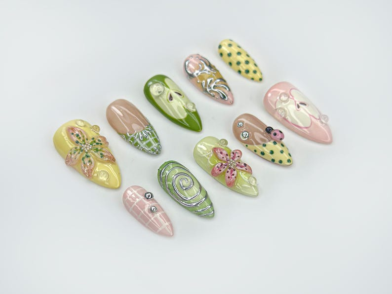 グリーン Garden ネイルチップ｜3Dフラワー Accents, てんとう虫 Charms & 遊び心のある パステル ネイルアート｜ハンドメイド ナチュラル・風 ネイルセット｜JB123EC