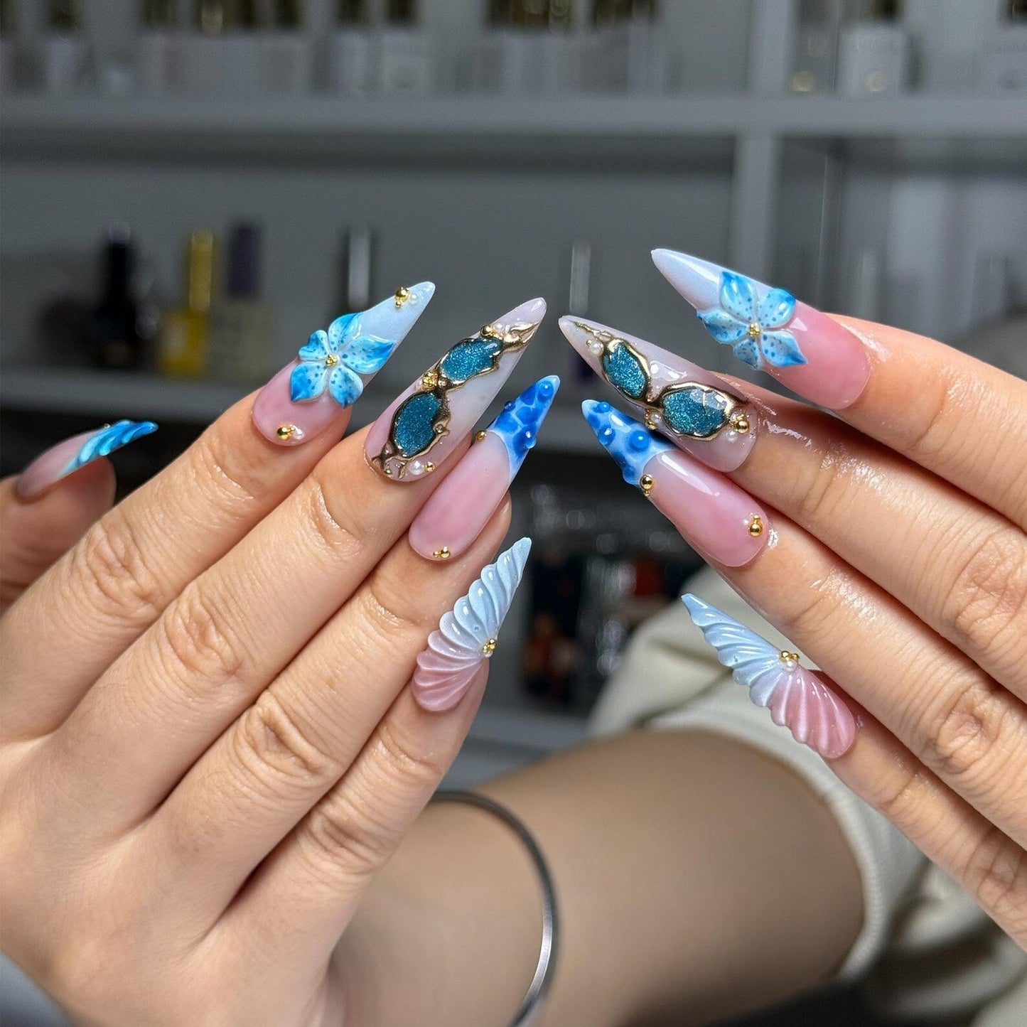ブルー Ocean ネイルチップ with 3D フラワー and ゴールド Detail｜Marble Coastal ネイル in アーモンド Shape｜夏 Vaキャットion ネイル for Beach｜HC1309NC