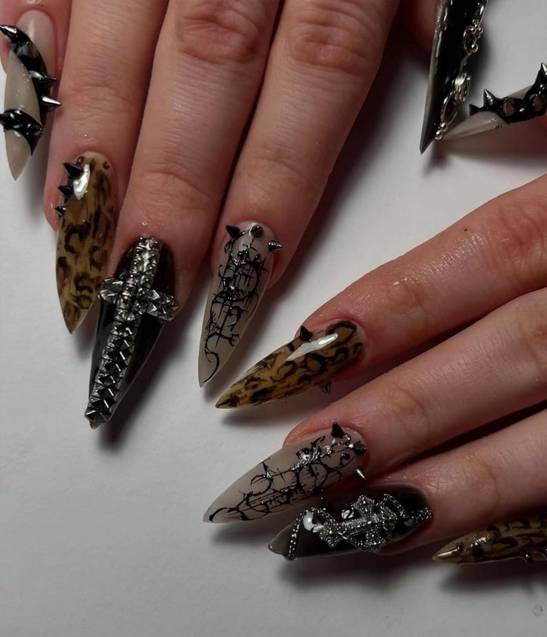 ゴシック パンク スティレット ネイルチップ｜Leopard クローム ネイルアート｜Edgy Studded Nail Design｜Alt Fashion ブラック ネイル｜JB827HC