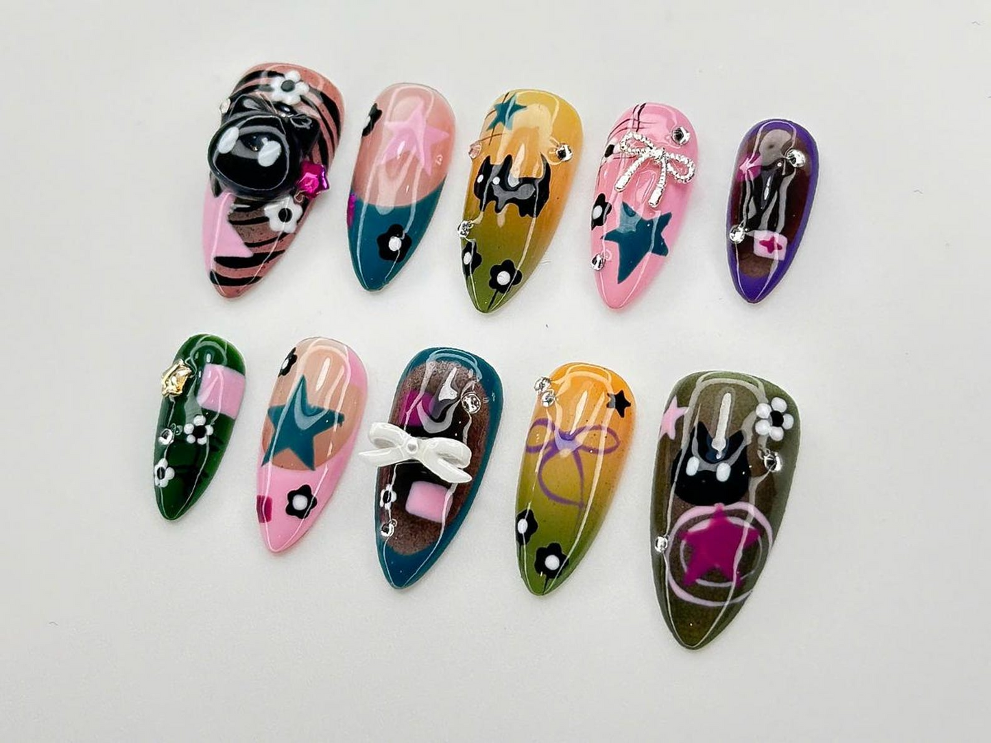 Goth Kawaii ネイルチップ｜ハンドメイド ブラック キャット & スター ネイルアート｜ロング スティレット グルー On ネイル｜Alternative Aesthetic Gift for Her｜JB913DC