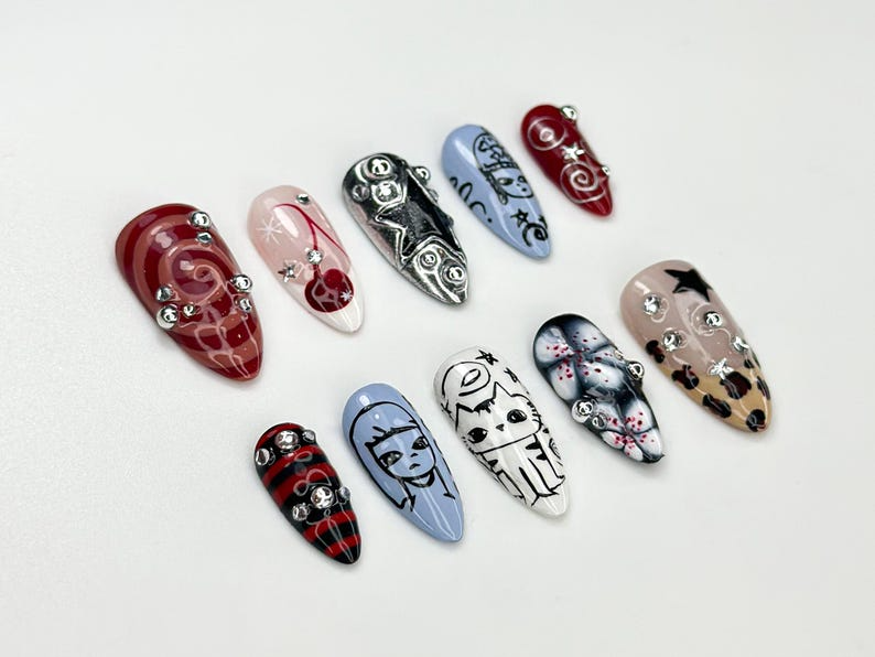 Grunge Cartoon Style ネイルチップ｜レッド & ブルー Mismatch ネイル｜Handpainted Edgy パンク Art｜Funky Cartoon ネイルチップ｜ハンドメイド Nail｜JC977HC