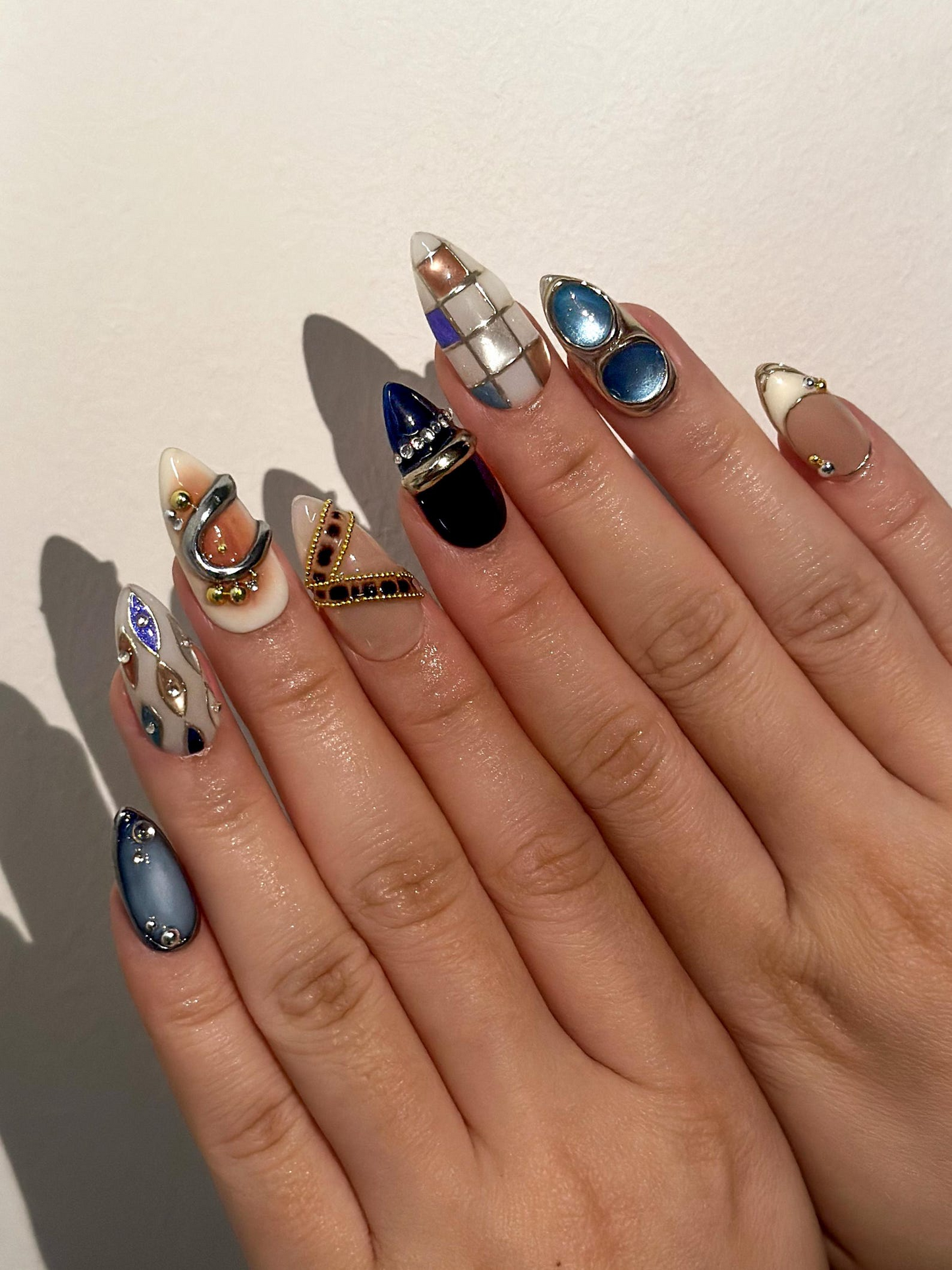 上品 ブルー シルバー ネイルチップ｜ヌーディー Gilded Ring ネイルアート｜ヌーディー & Steel Statement ネイル｜High Fashion アーモンド ネイル｜JB1023EC