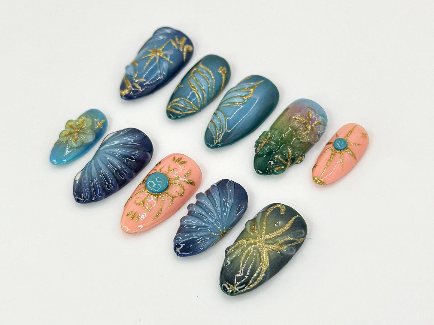 上品 洗練された バタフライ ネイルチップ｜Celestial Nail with ゴールド and ブルー Accents｜ブルー and ゴールド バタフライ ネイルアート with 3D Details｜JC642HK