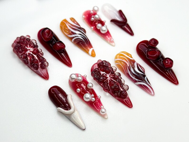 Pomegranate Lava ネイルチップ｜ディープ レッド クローム Fruit ネイル｜3D パール Fire ネイルアート｜Garnet グラデーション ネイルチップ｜アーティスティック レッド｜JB858H