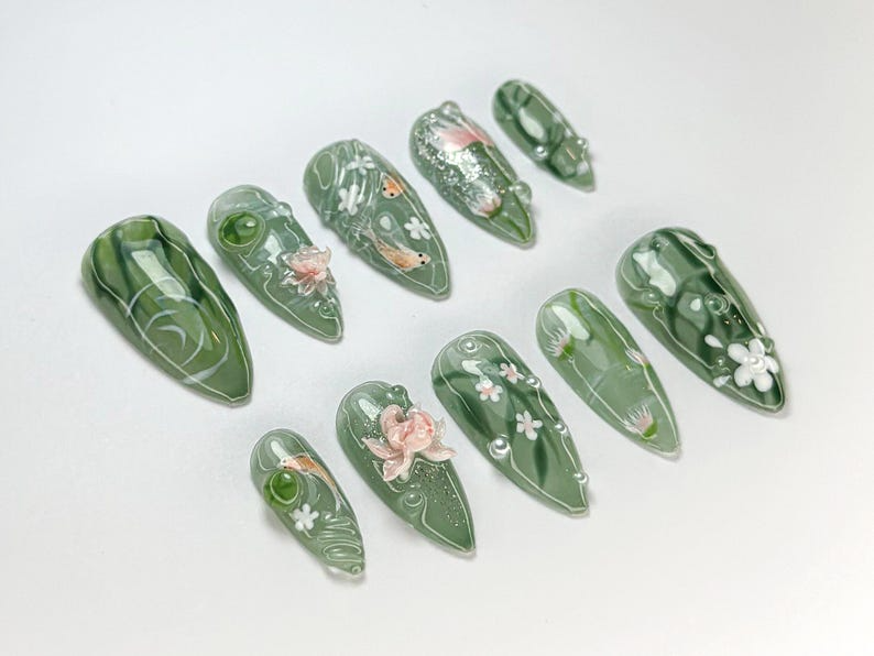 グリーン フォレスト Koi ネイルチップ｜ハンドメイド 鯉 ネイルセット｜グリーン フラワー & Marble ネイルチップ｜Glossy Press・On ネイルセット｜JB723HK