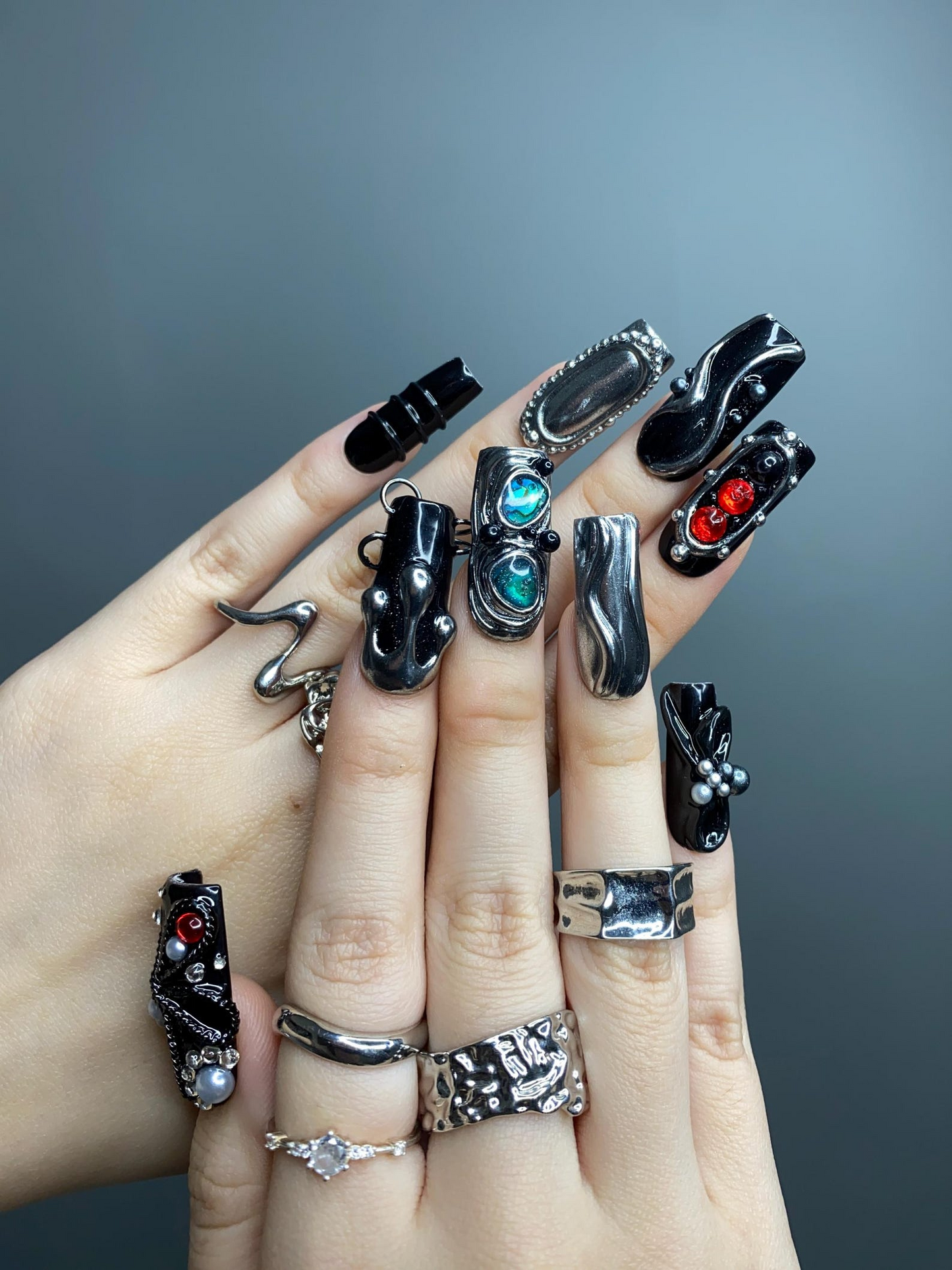 ゴシック ブラック ネイルチップ｜Dark シルバー ネイルアート with レッド Stones｜ハンドメイド 上品 ネイル｜Statement Gift for Her｜HB1255GC