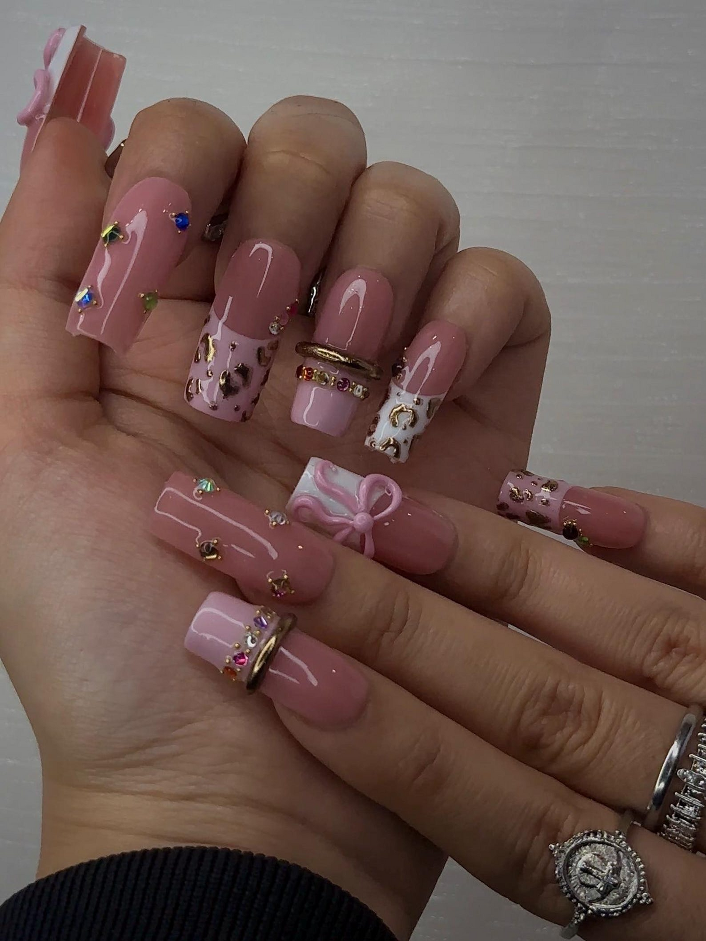 チーク ピンク Leopard ネイルチップ for 上品 Nail Lovers｜ヌーディー ピンク ネイル with 3Dリボン Accent｜Leopard フレンチチップ with ゴールド Detail｜JB288HC