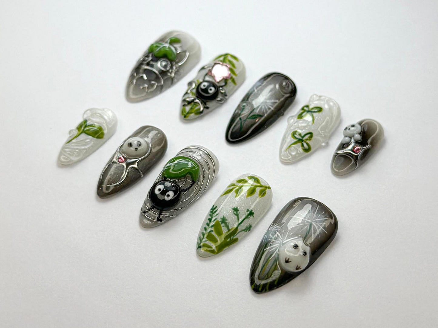 遊び心のある フォレスト Totoro ネイルチップ｜Totoro・風 ハンドメイド ネイルs｜Totoro & Soot Spirit Nail Design｜ハンドメイド Fantasy Nail｜JB719HC