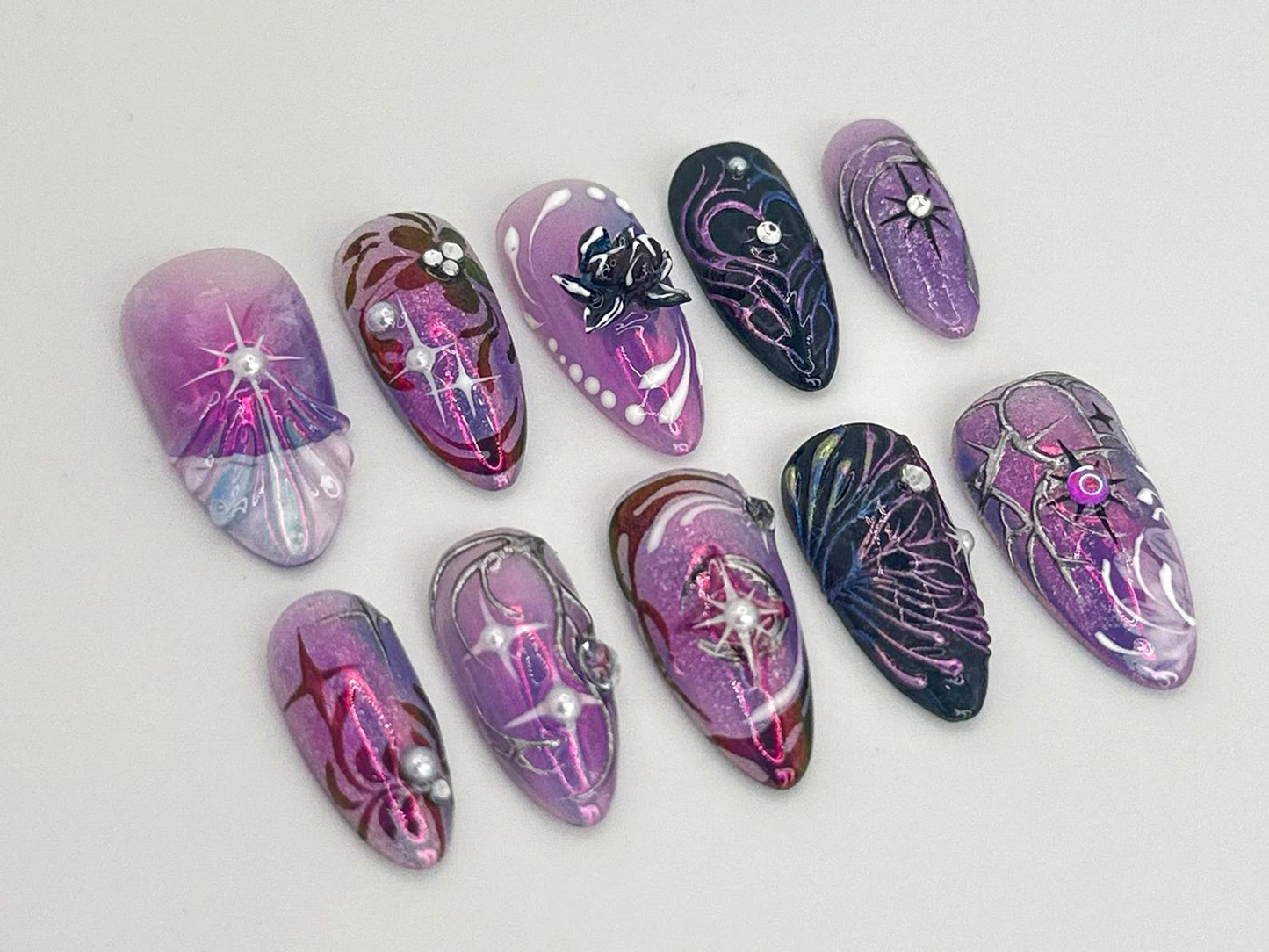パープル Galaxy ネイルチップ｜Cosmic パープル グリッター ネイルアート｜Shiny メタリック パープル, ブラック アーモンド ネイル｜ラインストーン パープル ネイルチップ｜HB713YC