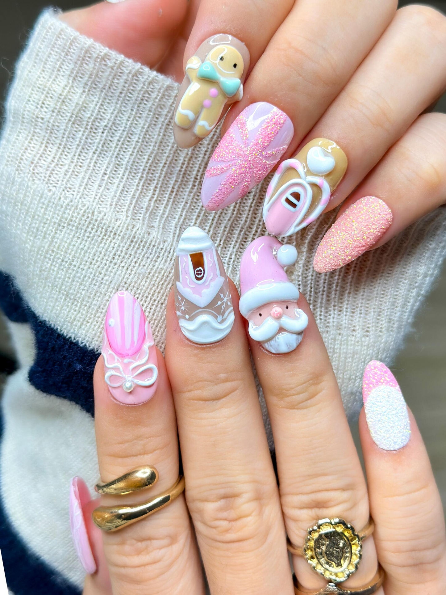 ピンク Gingerbread クリスマス ネイルチップ｜Festive ホリデー ネイルアート｜3D Santa & Candy Cane ネイルセット｜ハンドメイド ピンク 冬 ネイル｜JB225EG