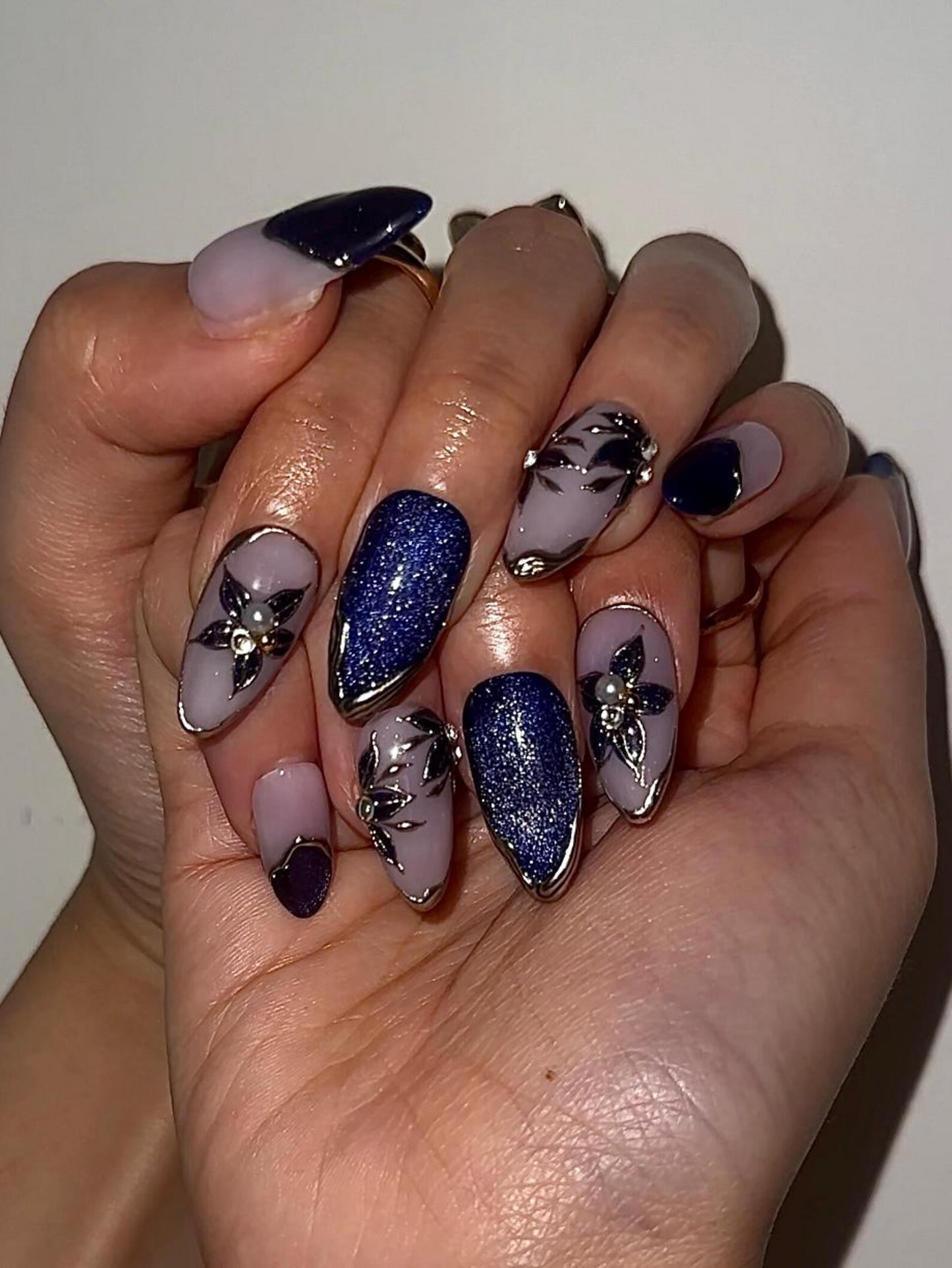 ブルー Sapphire フラワー ネイルチップ for Night Party｜Dark ブルー グリッター ネイル｜上品 クリスタル ネイルチップ｜Sophistiキャットed ネイル｜DB1010HC