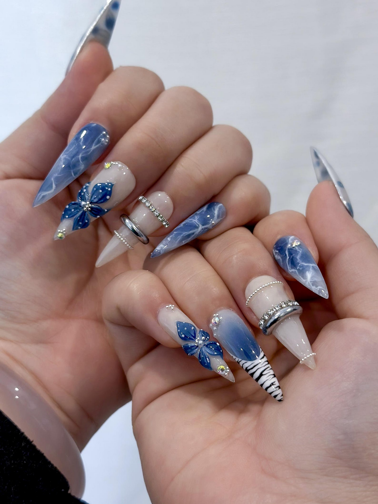 ブルー Marble Blossom ネイルチップ for 春 ブルー｜ハンドメイド ヌーディー & Sapphire ネイル with フラワー Art｜上品 スティレット Nail Design｜JB2890EC