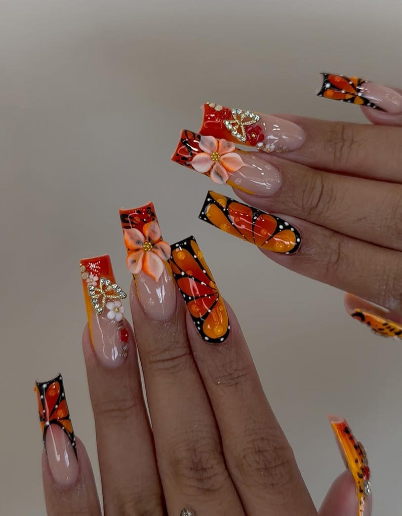 Sunset Flame フラワー ネイルチップ｜オレンジ バタフライ ネイル｜3D フラワー & スター Charms ネイルアート｜ハンドメイド ロング ネイルセット｜JC961HK